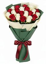 Букет Микс из красных и белых роз в Подлесном