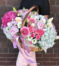 Композиция солнечный день в Подлесном Цветочная композиция из Розы, Хризантемы, Пионы и Лизиантусы в корзине в Подлесном
