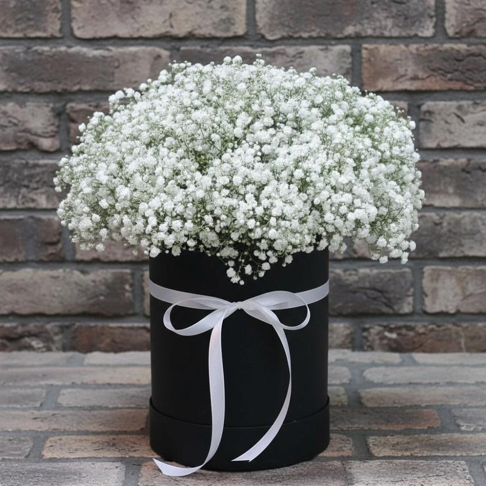 Цветочная композиция из Гипсофила в шляпной коробке в Подлесном