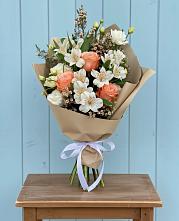 Букет цветов из:  Альстромерии, Лизиантусы, Розы и Хризантемы в Подлесном