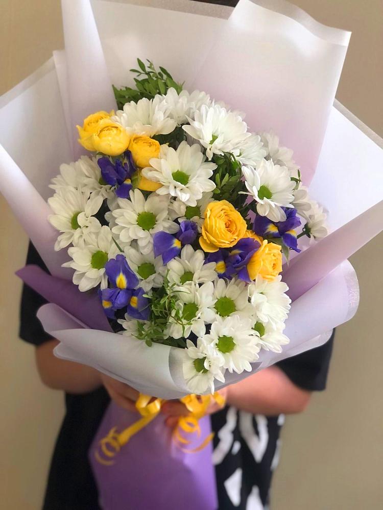 Букет цветов из: Ирисы, Хризантемы и Розы в Подлесном