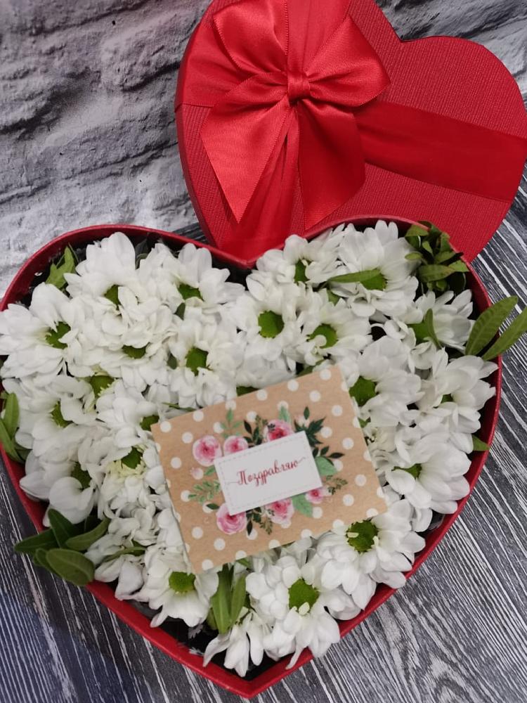 Цветочная композиция из Хризантемы в виде сердца в Подлесном