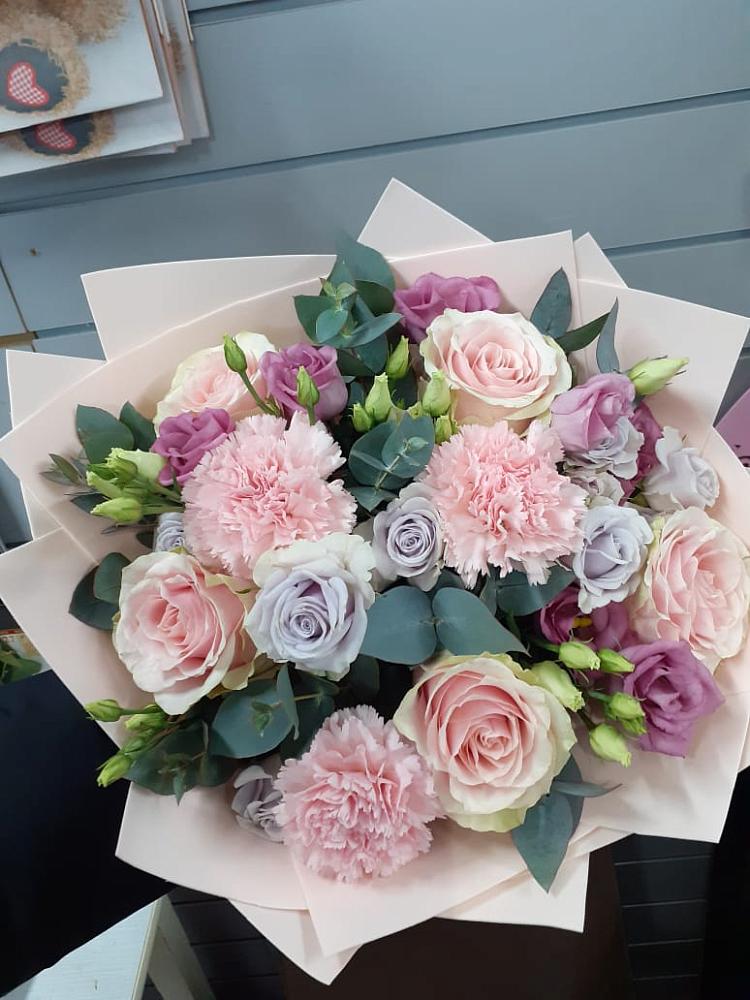 Букет цветов из: Розы, Гвоздики и Лизиантусы в Подлесном